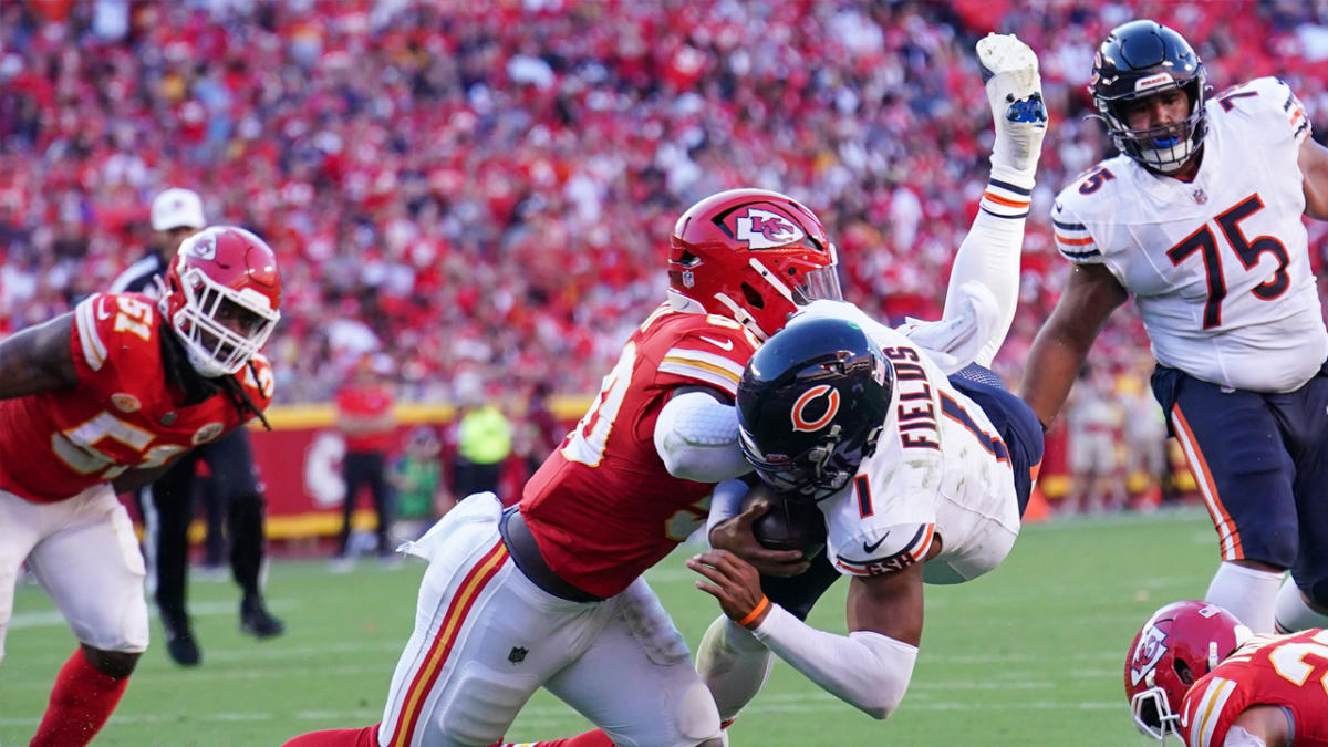 QB Justin Fields at center of debacle as Chiefs humiliate Bears 41-10 -  Chicago Sun-Times