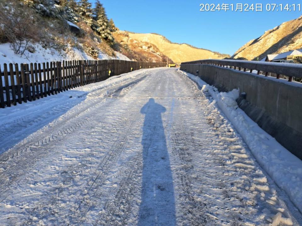 寒流來襲，合歡山23日凌晨開始下雪，厚度達10公分，壯觀的雪景美不勝收。林業保育署南投分署提供