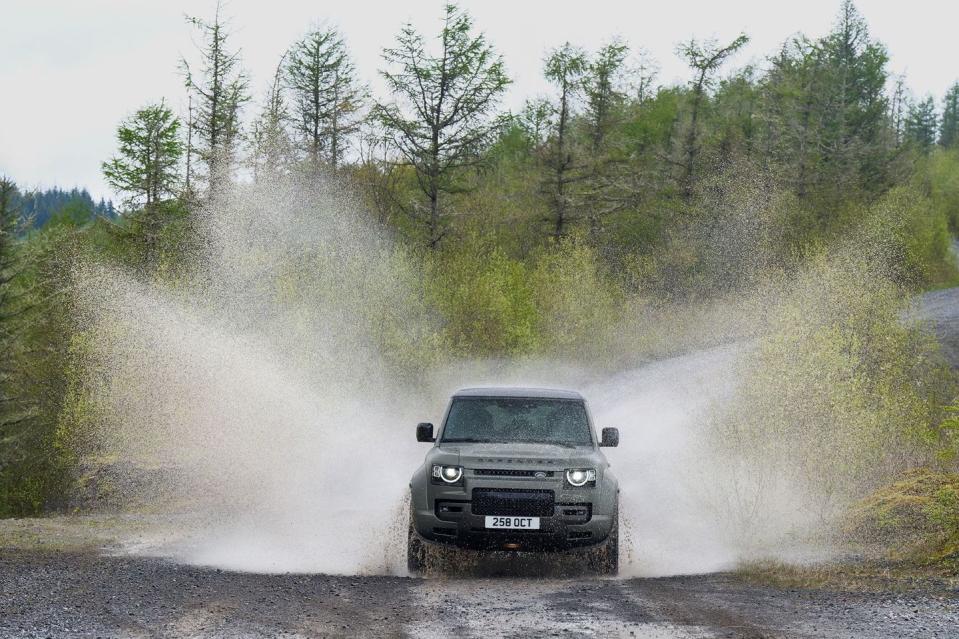 2025 land rover defender octa