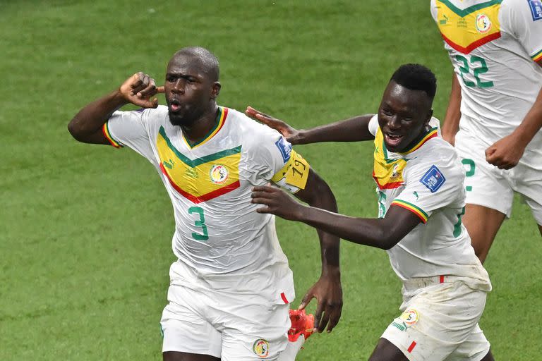 El franco-senegalés Kalidou Koulibaly celebra su gol a Ecuador; el buen defensor actúa en Chelsea, de Inglaterra.