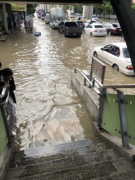 昭披耶河近日溢出堤防，河水灌入沿岸地區（圖片來源：Twitter）