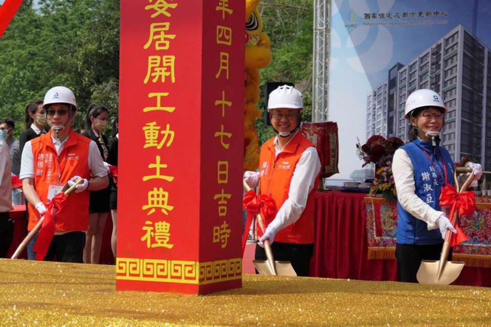 行政院長陳建仁(中)日前到雲林縣推動社會住宅方案，強調居住正義。（中時資料照／張朝欣攝）