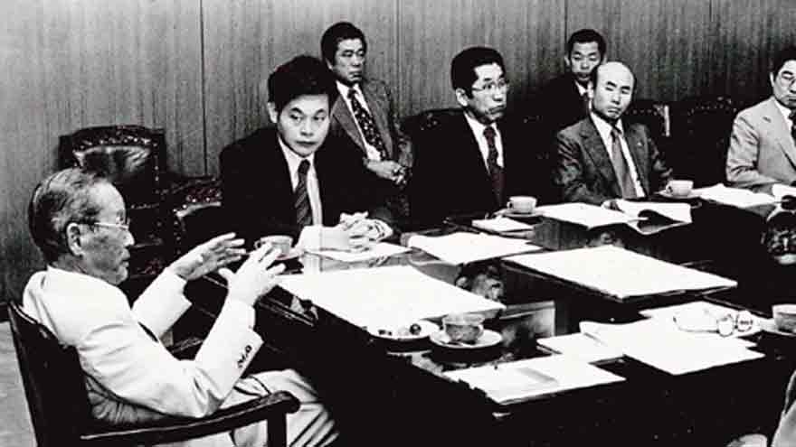 Lee Byung Chul (primero desde la izquierda) en una reunión de trabajo en Samsung.