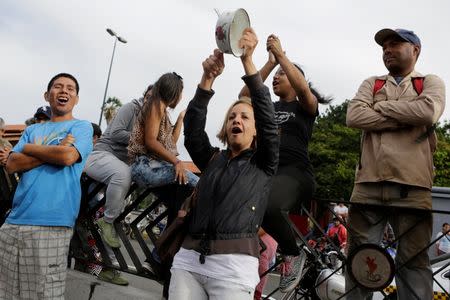 A woman bangs a pot during a protest over food shortage and against Venezuela's government in Caracas, Venezuela June 14, 2016. REUTERS/Marco Bello