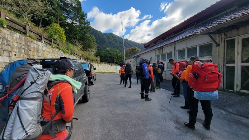 16年前江姓女山友在向陽山和黑水塘路段失蹤，112年底李姓山友從向陽山三角點下撤時，在一處石頭下方發現一具疑似完整骨骸。日前江女家屬再度委託六龜飛鷹大隊協助搜尋，27日上午從向陽國家森林遊樂區出發。（中央社／陳明華提供）