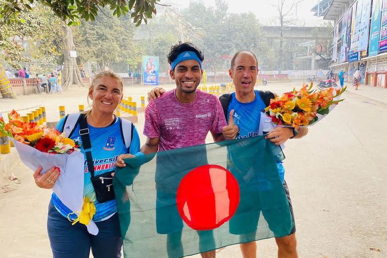 Sebastián, su esposa Carolina y un maratonista bangladeshí después de una carrera
Foto: Gentileza Sebastián Gubia