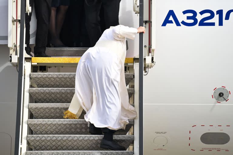 El Papa se tropezó al subirse al avión en el aeropuerto internacional de Atenas