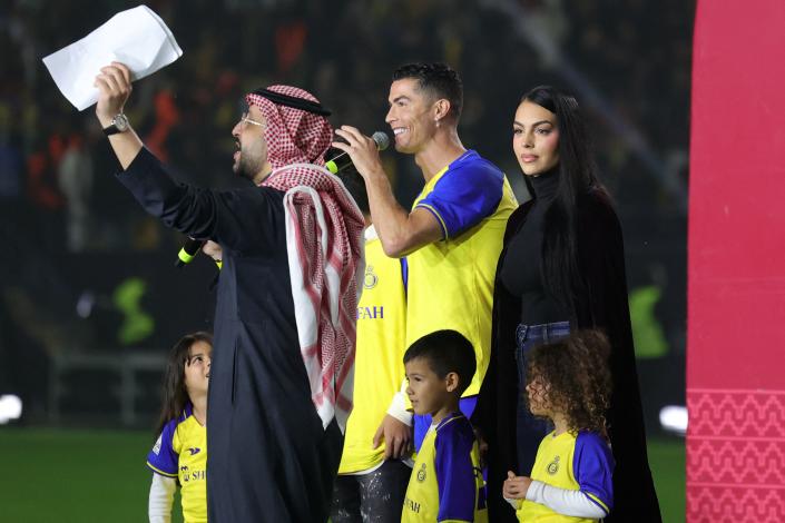Cristiano Ronaldo en su presentación en el equipo Al-Nassr, donde estuvo acompañado de Georgina Rodríguez y sus hijos. (Photo by Fayez Nureldine / AFP) (Photo by FAYEZ NURELDINE/AFP via Getty Images).