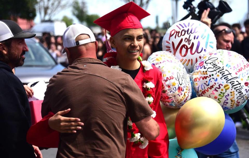 Brian Ortiz Núñez, estudiante de último año de  Gustine High fue recibido con abrazos de los miembros del personal de la escuela, después de que le dieran su diploma durante una ceremonia especial de graduación celebrada en Gustine High School el viernes 12 de abril 2024, en Gustine, California.