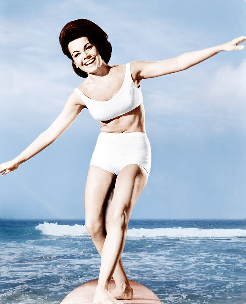 Annette Funicello (Beach Party - 1963): ¿Ustedes creían que Lindsey Lohan o Miley Cyrus eran las primeras “niñas Disney” que se rebelaron contra la imagen de niña buena con la que se hicieron famosas en esa compañía?