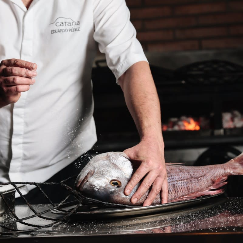 Al rico pescado a la brasa en Cataria.