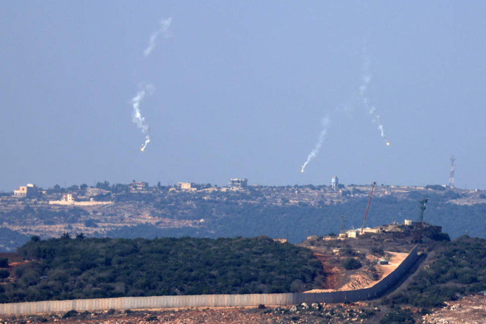 以色列北部向黎巴嫩南部邊境村莊發射照明彈。 Flares are fired from northern Israel over the southern Lebanese border village of Aita al-Shaab, on October 28,2023.