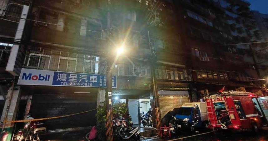 板橋區某公寓今凌晨發生嚴重火警，造成3死1命危悲劇，還有1對夫妻被燒成焦屍。（圖／翻攝畫面）