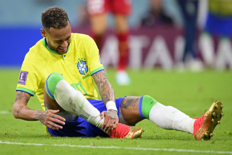 El brasileño Neymar sufrió una severa lesión en el tobillo derecho durante el primer partido de Brasil en Qatar 2022, ante Serbia