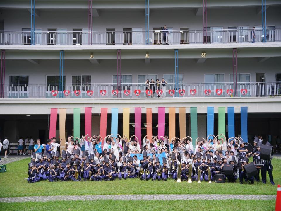 世界閱讀日活動結合闖關遊戲，台中市曉明女中學生，輕鬆學到SDG與學科知識，寓教於樂。（圖：曉明女中提供）