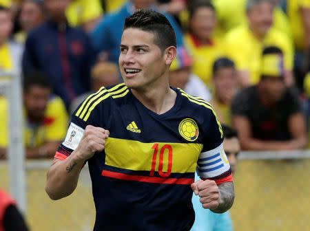 Foto del martes del centrocampista de Colombia James Rodríguez celebrando tras marcar ante Ecuador en Quito. 28/3/17. La selección de fútbol de Colombia logró el martes un valioso triunfo 2-0 en su visita a un deslucido Ecuador por la eliminatoria sudamericana, por lo que se afirmó en la zona de clasificación al Mundial 2018. REUTERS/Henry Romero