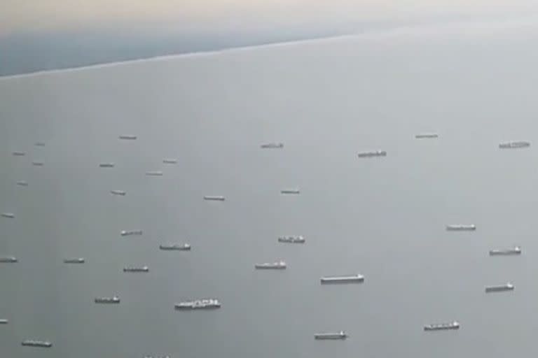 Fila de barcos en el canal de Panamá