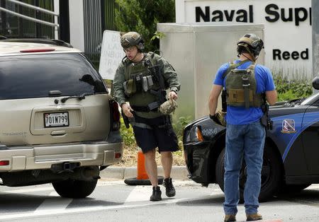 Police SWAT team members prepare to enter the campus of Walter Reed National Military Medical Center as police investigate a report of a gunshot heard at the U.S. Navy facilty in the Washington suburb of Bethesda, Maryland, July 6, 2015. REUTERS/Kevin Lamarque