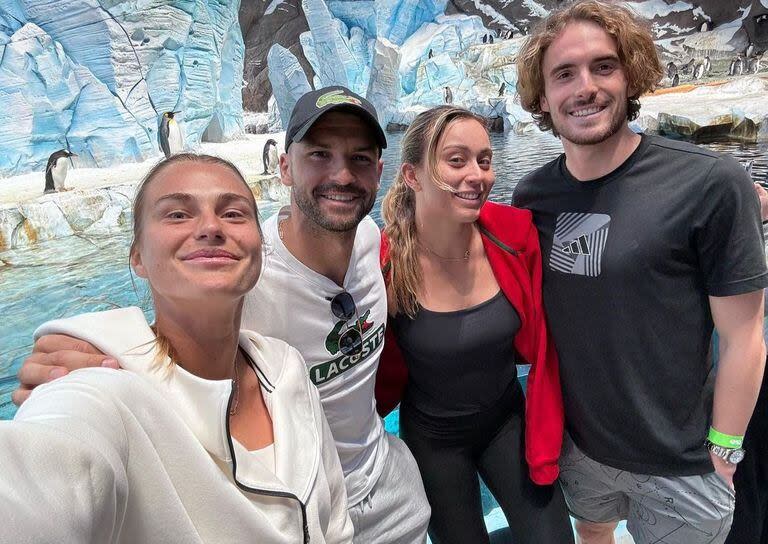 Sabalenka junto con Grigor Dimitrov, su amiga Paula Badosa y Stefanos Tsitsipas