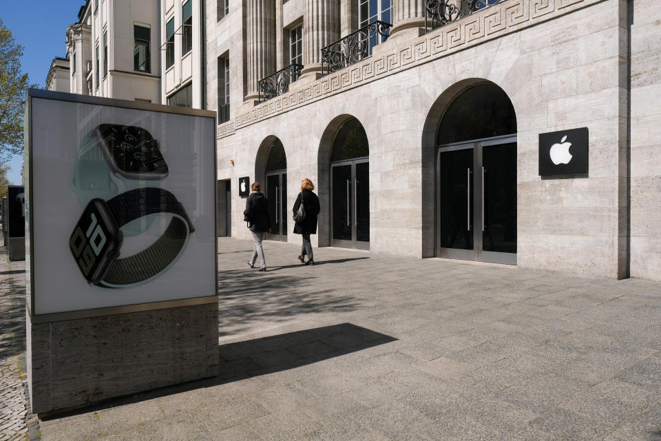 21 April 2020, Berlin: The Apple Store on Kurfürstendamm, which is closed due to the Corona Ededemie. Photo: Jens Kalaene/dpa-Zentralbild/ZB (Photo by Jens Kalaene/picture alliance via Getty Images)