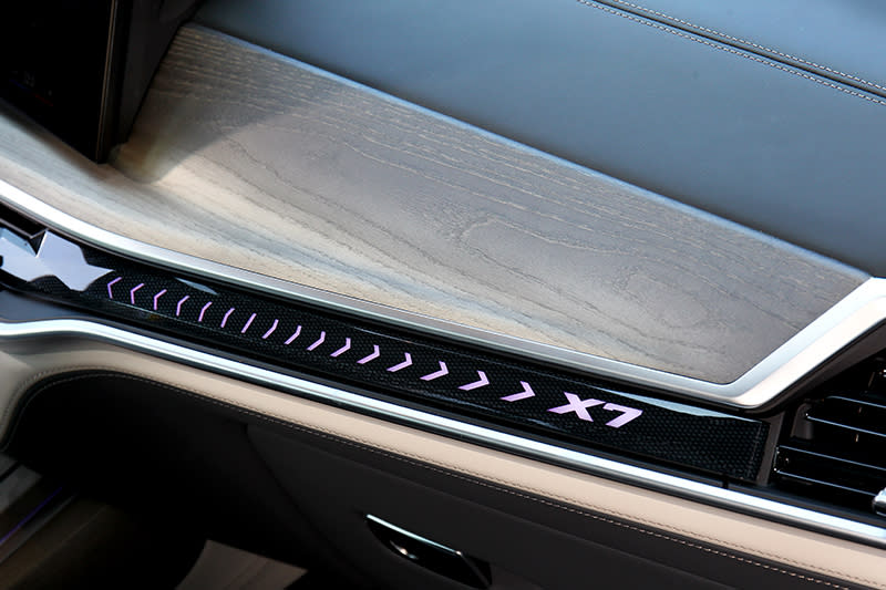 儀表平台附有X7字樣氣氛燈與Individual Fine-Woold淺色梣木紋飾板。