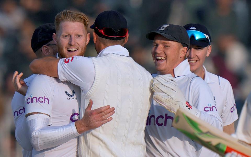 England's Ben Stokes, left, celebrates with teammates after the dismissal of Pakistan Pakistan's Babar Azam during the fourth day of the first test cricket match between Pakistan and England, in Rawalpindi, Pakistan, Sunday, Dec. 4, 2022 - AP Photo/Anjum Naveed)