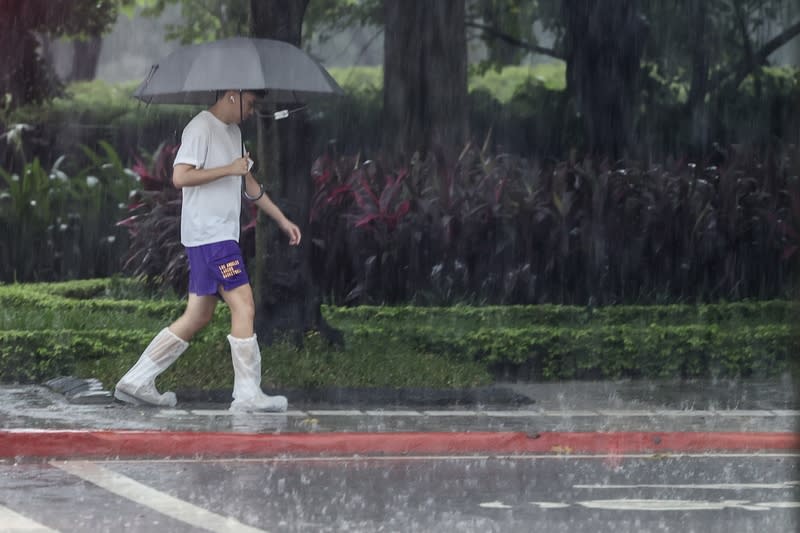 氣象署發布大雨特報（2） 中央氣象署16日下午發布大雨特報，大台北、南投地 區及西半部山區有局部大雨發生機會，注意雷擊及強 陣風，山區慎防坍方及落石。圖為台北市信義區行人 穿上鞋套冒雨前行。 中央社記者裴禛攝  113年6月16日 