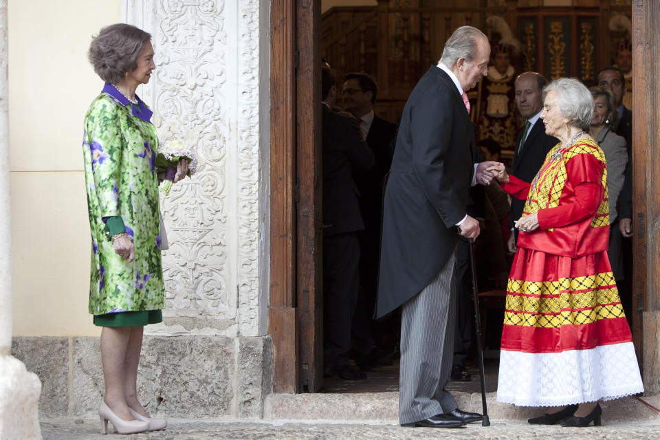 Queen Sofia of Spain, left, watches as King Juan Carlos of Spain, center, speak with Mexican writer Elena Poniatowska, before the Cervantes Prize award ceremony, at the University of Alcala de Henares, Spain, on Wednesday, April 23, 2014. The Cervantes prize is the Spanish-speaking world's top literary honor. (AP Photo/Abraham Caro Marin)