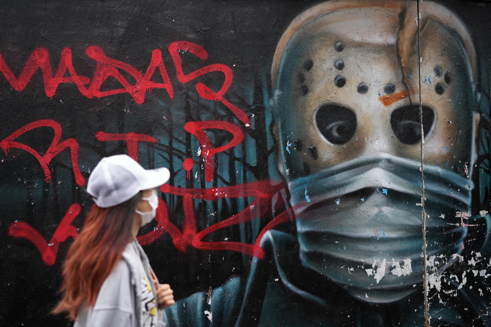 <p>MANCHESTER, ENGLAND - SEPTEMBER 13: A member of the public wears a pandemic face mask ahead of the prime minister announcing the government's Covid-19 winter strategy on September 13, 2021 in Manchester, England. Tomorrow, British Prime Minister Boris Johnson will set out his plan to manage Covid-19 through the winter, including what actions would need to be taken if the NHS hospital system were at risk of being overwhelmed. (Photo by Christopher Furlong/Getty Images)</p>
