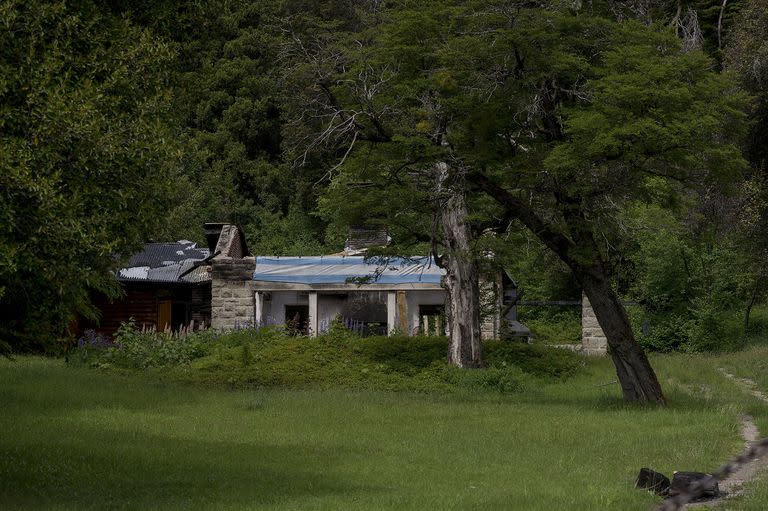 Bariloche 01/12/22 Casa de Luis Dates, vecino de Mascardi incendiada por mapuches. La ocupacion mapuche que mantenia la comunidad Lafken Winkul Mapu fue desalojada hace 2 meses.