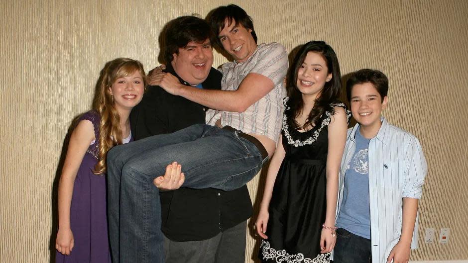 Parte del elenco de iCarly junto a Schneider (Créditos: IMDb)