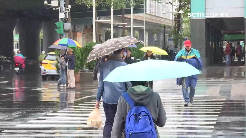 週五週六因受到華南雲系影響，全台各地都有降雨。（示意圖／資料照）