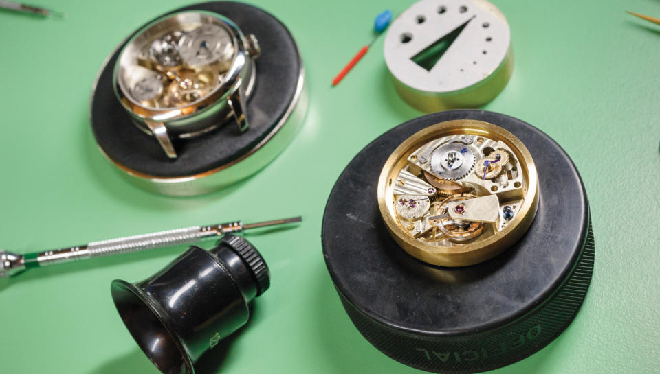 Elaboración manual de un reloj tradicional firmado por Greubel Forsey y Philippe Dufour. Fuente de la imagen: <span>Robb Report</span>