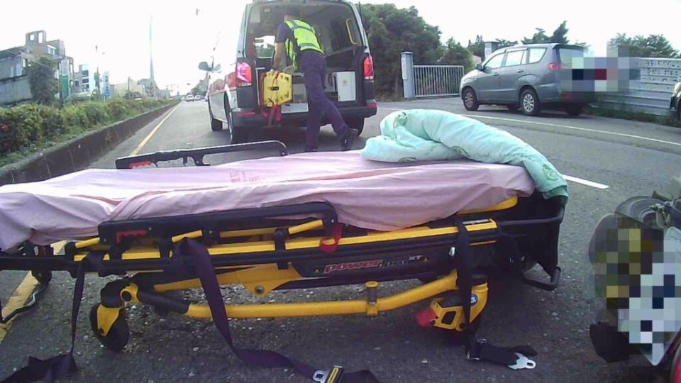 嘉義縣太保市發生警員駕車肇事車禍，1名騎機車婦人倒地，經送醫不治。翻攝自記者爆料網