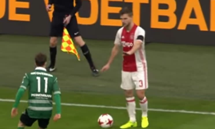 Joel Veltman bei seiner unsportlichen Geste gegen Sparta (Foto: DAZN)