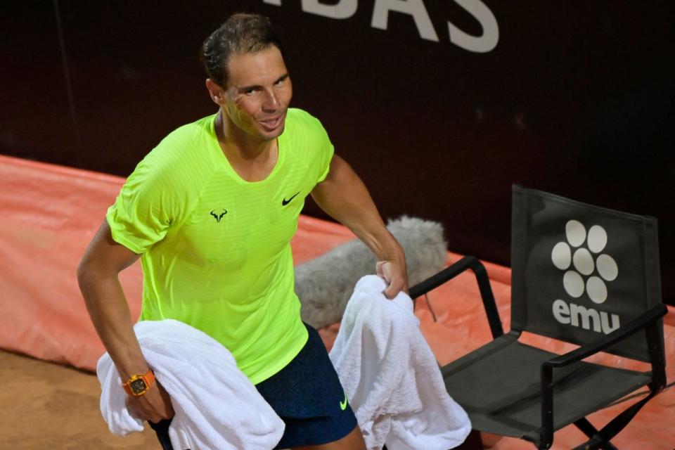 Rafael Nadal recoge sus toallas tras derrotar al español Pablo Carreño Busta en la tercera jornada del Masters de Roma masculino. (Foto de RICCARDO ANTIMIANI/POOL/AFP vía Getty Images)