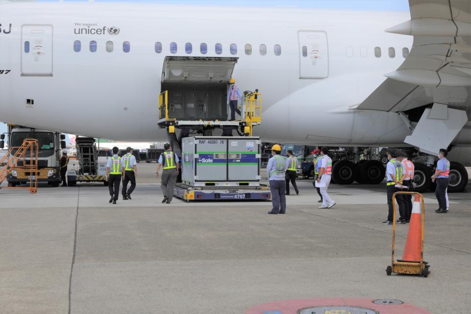 日本捐贈的第三批AZ疫苗今（15）天下午抵達桃園國際機場，外加前兩批疫苗，日本一共捐贈給台灣334萬劑。   圖：中央流行疫情指揮中心/提供