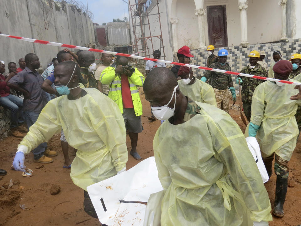 <p>Security forces remove a body from the scene of heavy flooding and mudslides in Regent, just outside of Sierra Leone’s capital Freetown, Aug. 15, 2017. (Photo: Manika Kamara/AP) </p>