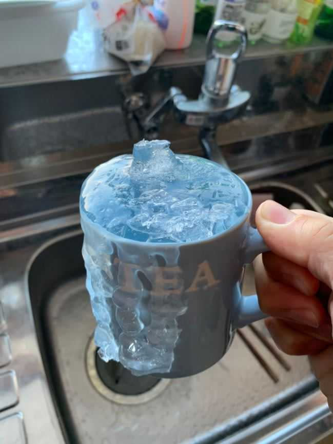 馬克杯的水也結冰了。（翻攝自hasetaku Twitter）