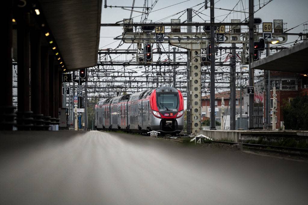 Photo d’illustration d’un train de la SNCF s’arrêtant à la gare de Matabiau à Toulouse, le 2 décembre 2022. 