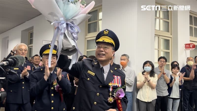 警政署同仁列隊歡送黃明昭離開警政署。（圖／記者鍾昀軒攝影）