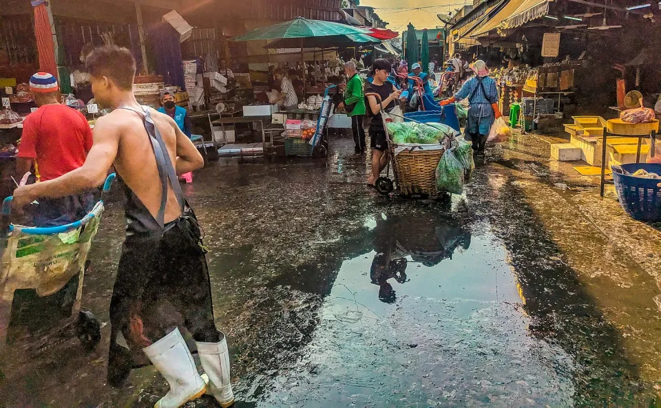 The very wet Khlong Toei Market