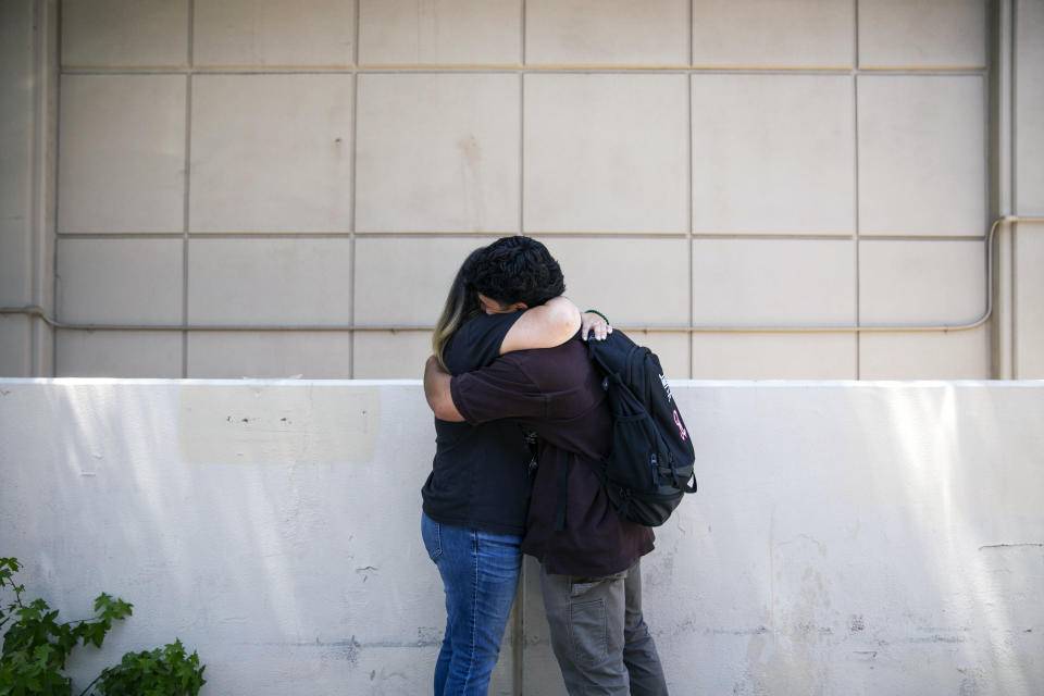 Tommy Esquivel se despide de su maestra de Ciencias, Alycia Escobedo, en la escuela de bachillerato Hollywood High School, en Los Ángeles, el 10 de junio de 2022. (Jenna Schoenefeld/The New York Times)