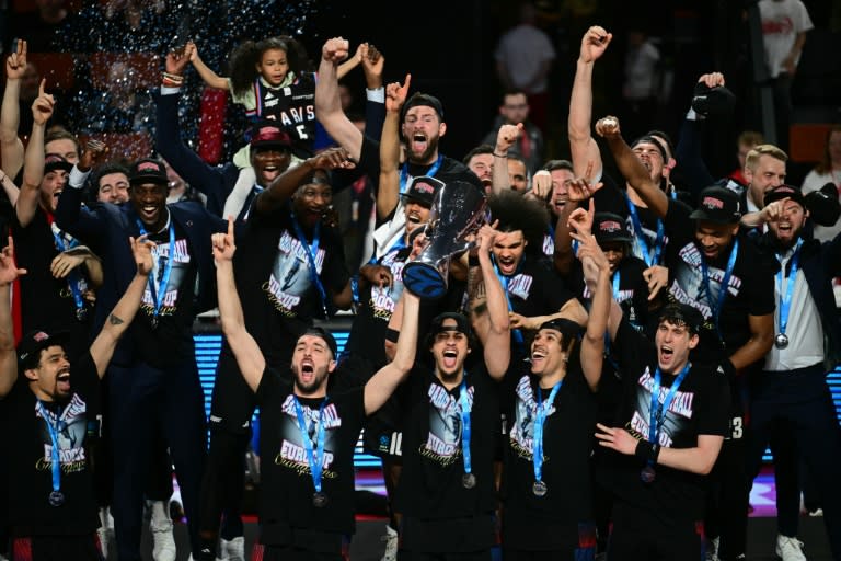 Les joueurs de Paris savourent leur trimphe dans l'Eurocoupe sur le parquet de la JL Bourg-en-Bresse, le 12 avril 2024 (OLIVIER CHASSIGNOLE)