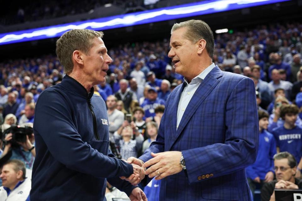 Gonzaga coach Mark Few talks with Kentucky coach John Calipari before Saturday’s game at Rupp Arena. Silas Walker/swalker@herald-leader.com