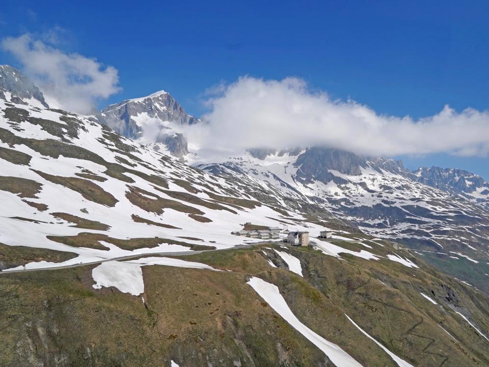 There is a clear trend towards earlier snowmelt at elevations between 1,000 and 2,500 metres. A first few spots at 2,500 metres are already snow-free in April 2020 (Lawrence Blem)