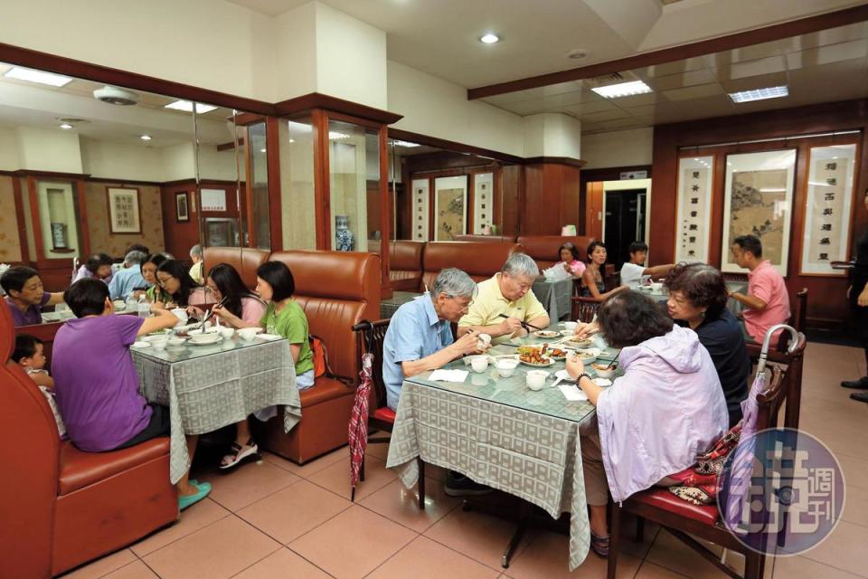 現今沁園春1樓的沙發雅座，為1992年改營西餐時設立。