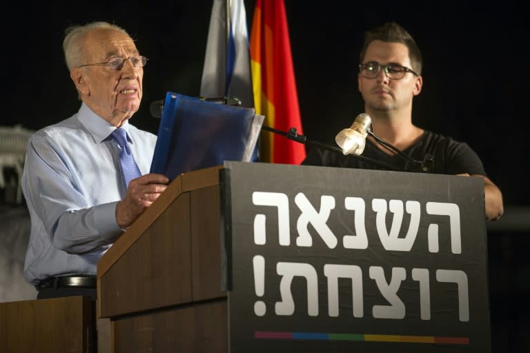 Israel's former president and Nobel peace laureate Shimon Peres (L) delivers a speech on August 1, 2015 in Tel Aviv during a mass rally in solidarity with the victims of an attack on a Gay Pride march in Jerusalem