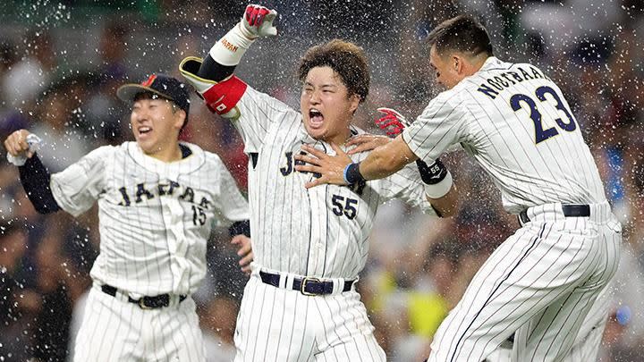 世界棒球經典賽4強戰，日本隊村上宗隆敲出再見安打。（圖／翻攝自侍JAPAN推特）