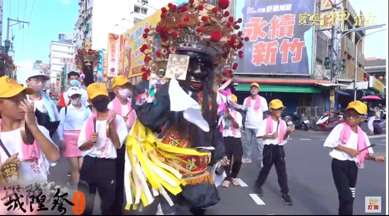 新竹西門國小的小學生為二爺打小鑼鼓，展現傳承意義。（圖／寶島神很大）